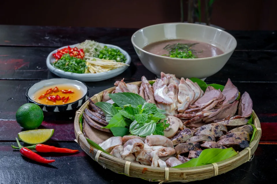 Khu bàn ghế khách ngồi
